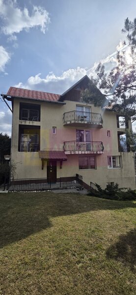 Vila de vanzare cu 8 camere si garaj in Busteni