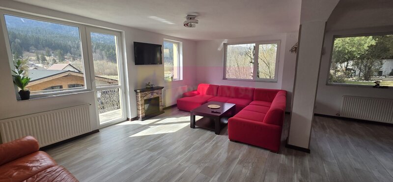 Vila de vanzare cu 8 camere si garaj in Busteni