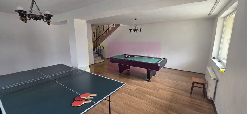 Vila de vanzare cu 8 camere si garaj in Busteni